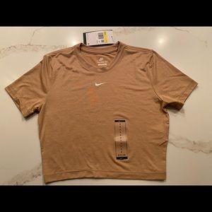 Nike sportswear essential slim-fit crop t-shirt